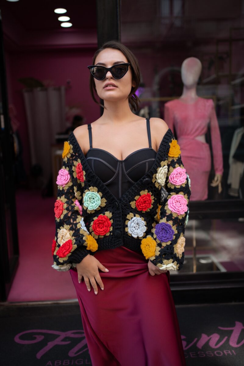 Cardigan nero con rose