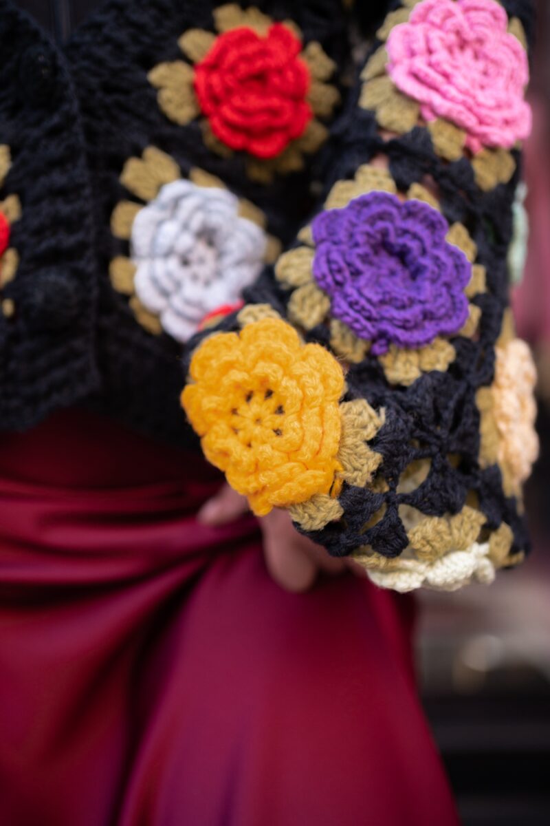 Cardigan nero con rose